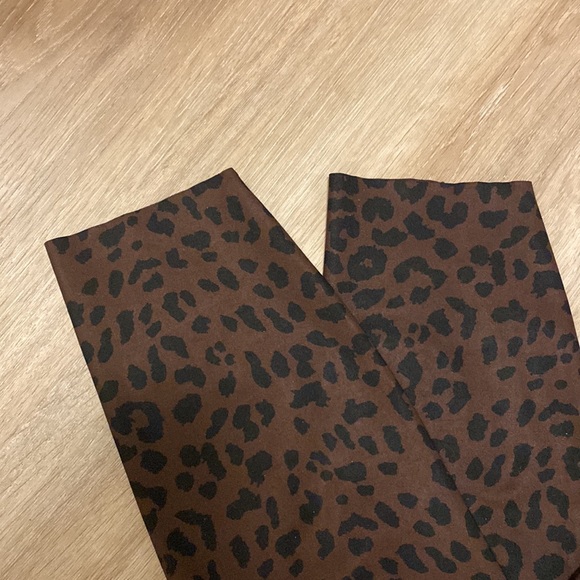 GapFit leopard print cropped high rise leggings - Picture 2 of 6